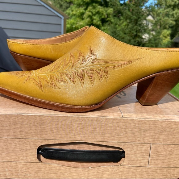 Brand New Lucchese Charlie Horse Mustard Calf Slide. Womens 10 Medium - Picture 3 of 3